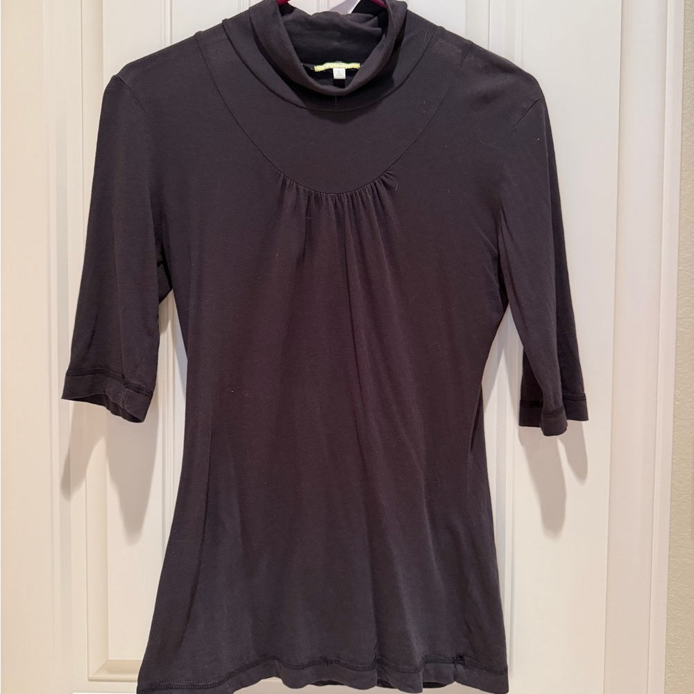10/10$. Black Turtleneck knit top. Large but fits like a small. - Picture 2 of 5